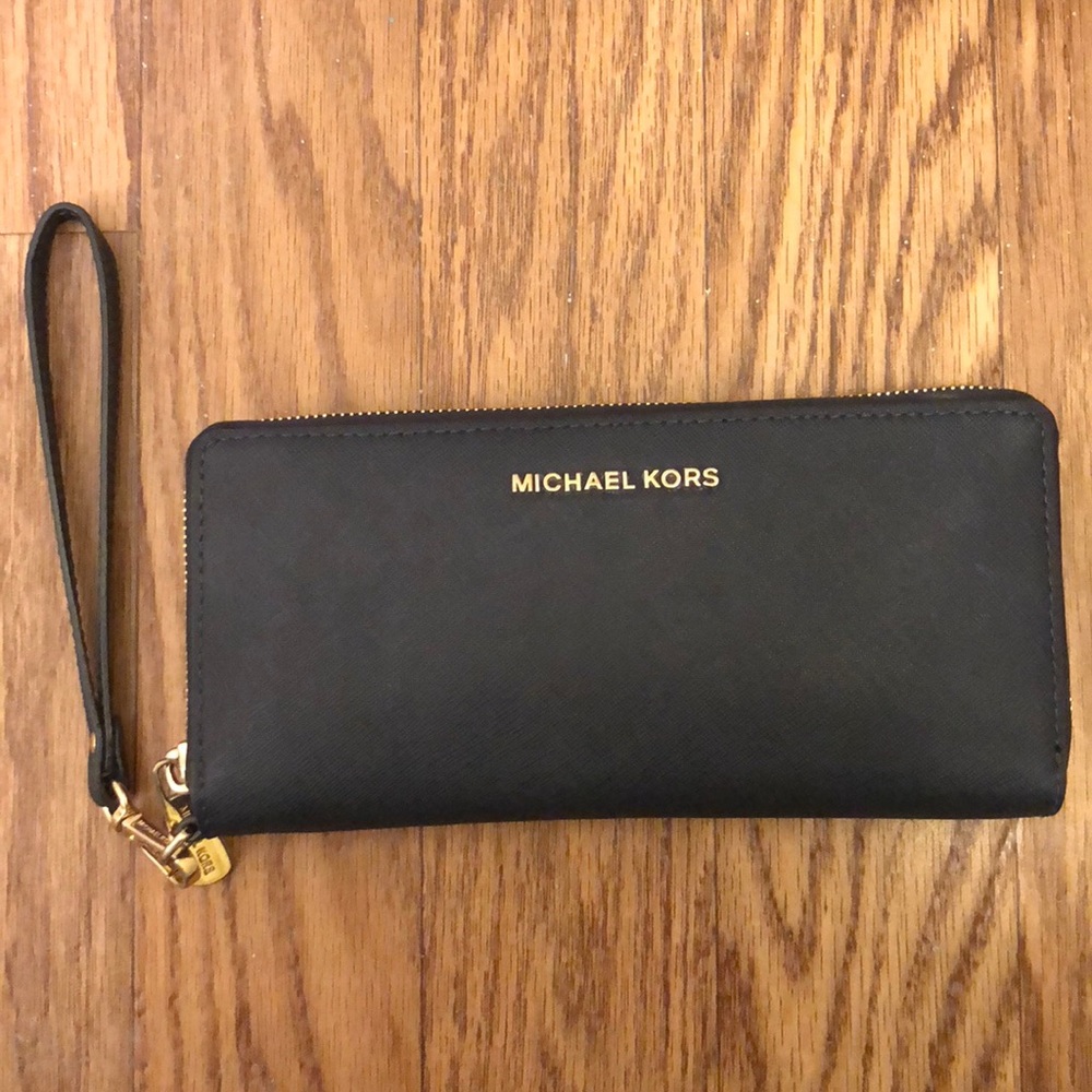 Like new Michael Kors leather wristlet wallet!!